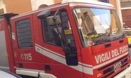 Mogliano, due camion si incrociano in curva: uno perde il carico di bobine di carta, strada chiusa