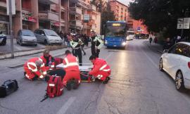 Macerata, ragazzo investito dall'autobus in Via Roma: trasportato a Torrette (FOTO)