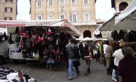 Macerata, tornano bancarelle e bus urbano in piazza della Libertà