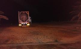 Civitanova, camion resta arenato sulla spiaggia (FOTO)