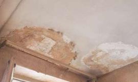 Infiltrazioni dal terrazzo di copertura del condominio: chi risponde dei danni?