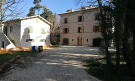 Appignano, apprensione tra gli abitanti di Contrada Carreggiano: "A Villa Pucci alloggiano 25 immigrati, non sapevamo nulla"