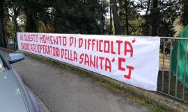 Macerata, la Curva Just fa il tifo per medici e infermieri: esposto uno striscione di fronte all'Ospedale