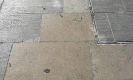 Macerata, Viale Trieste: una passeggiata sopra dei "rattoppi" indecorosi (FOTO)