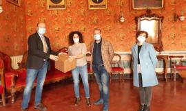 Pollenza, 100 mascherine donate al Comune: l’iniziativa benefica di Manuela Brugnoni