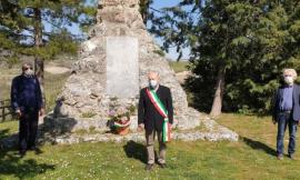 Fiastra, un vaso di fiori al Monumento ai caduti del capoluogo: il Comune celebra il 25 Aprile