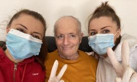 Morrovalle, il papà delle gemelle Feleppa sconfigge il Covid e torna a casa (VIDEO)