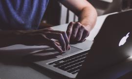 Urbino, sesso durante la lezione online. Stimato prof si scusa: "Non ci vedevamo da tanto"