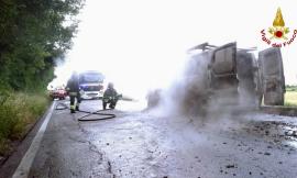 Morrovalle, autofurgone in fiamme in Contrada San Martino: Vigili del Fuoco al lavoro