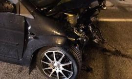 Corridonia, auto si schianta contro il guardrail in superstrada: miracolosamente illesi i 2 giovani a bordo
