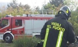 Cingoli - Si rompe il tubo dell'olio, mietitrebbia va a fuoco: bruciano 3 ettari di terreno