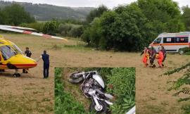 Montecassiano, tenta il sorpasso con la moto ma finisce in un fosso: ragazzo trasportato a Torrette (VIDEO e FOTO)