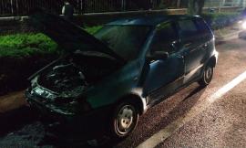 Macerata, va a fuoco una Fiat Punto in viale Don Bosco: intervengono i vigili del fuoco (FOTO)
