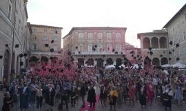 Macerata, Il lancio dei tocchi in piazza conclude la tre giorni di festa dei laureati Unimc