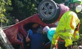 Apiro, esce fuori strada con l'auto che si ribalta: 30enne rimane tutta la notte incastrato nell'abitacolo (FOTO)