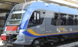Macerata, "Treni fermi per ore con il motore acceso in via Urbino": la denuncia di Maria Letizia Sciarra