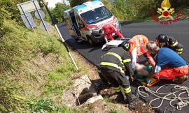 Fiastra, cade in un pozzetto profondo un metro e mezzo: soccorsa una donna