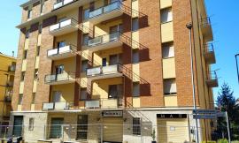 Macerata, lo stabile di via Barilatti sarà abbattuto: famiglie e negozianti costretti a lasciare il palazzo