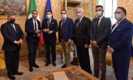Il Premier Conte riceve la moneta celebrativa dedicata a Raffaello Sanzio: "Presto sarò nelle Marche"