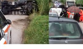 Macerata, camion si ribalta in curva e travolge un'auto: intervengono i soccorsi