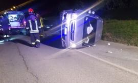 San Ginesio, prende il tombino e si ribalta con l'auto: conducente trasportato all'ospedale