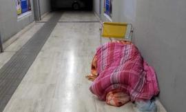 Macerata - solo, senza aiuto e costretto a dormire in stazione. L'appello via social: "Aiutiamolo"