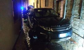 Macerata, uomo perde il controllo del suv in un vicolo e trancia una conduttura del gas (FOTO)