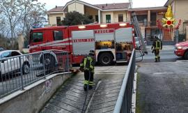 Macerata, paura in via Valenti: divampa incendio in un garage