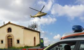 Apiro, sbanda con l'auto e finisce contro il muro di una Chiesa: conducente trasportato a Torrette