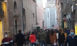 Risse e assembramenti, d'ora in poi anche i social nel mirino: vertice in Prefettura a Macerata