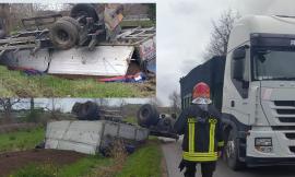 Rimorchio di un camion si ribalta fuori strada: era partito dal Cosmari, trasportava compost (FOTO)