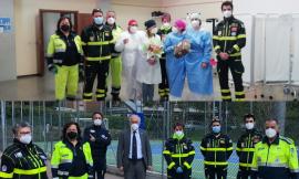 Macerata, la Pasqua non ferma i vaccini: uova e dolci in dono al personale sanitario