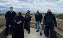Visita a sorpresa di Malika Ayane a San Ginesio: il sindaco fa da Cicerone