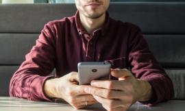 Risponde del reato di rapina chi sottrae con forza il cellulare al partner per cercare le prove di un tradimento