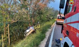 Pollenza, finisce in una scarpata con l'auto e si schianta contro un albero