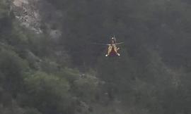 Pioraco, rovinosa caduta lungo il sentiero del Sole: uomo recuperato con l'eliambulanza (VIDEO)