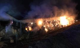 Pollenza, in fiamme nella notte capannone agricolo con oltre 5mila quintali di fieno