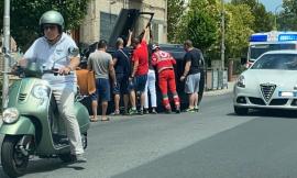 Macerata, finisce contro un palo e si ribalta con l'auto a Sforzacosta: donna soccorsa dal 118