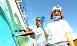 Muccia, i bimbi disegnano un murales nel villaggio Sae: festa di colori grazie alla Fondazione Bocelli (FOTOGALLERY)