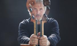 Il violoncellista Mario Brunello torna a San Ginesio: concerto gratuito al chiostro di Sant’Agostino