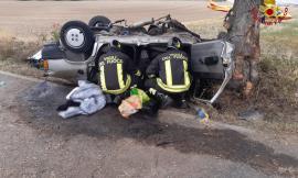 Urbisaglia, si ribalta con l'auto e si schianta contro un albero: muore ex appuntato dei carabinieri