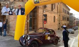 San Ginesio accoglie le auto d'epoca: più di trenta equipaggi sfilano nelle vie della città