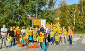 San Severino, "Puliamo il mondo": Legambiente libera dai rifiuti le sponde del fiume Potenza