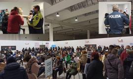 Centro vaccinale di Piediripa in tilt, 300 persone in fila: la situazione degenera, arriva la Polizia Centro vaccinale di Piediripa in tilt, 300 persone in fila: la situazione degenera, arriva la Polizia