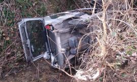 Pollenza, perde il controllo dell'auto che si ribalta e finisce nel fosso: uomo trasportato all'ospedale (VIDEO e FOTO) Pollenza, perde il controllo dell'auto che si ribalta e finisce nel fosso: uomo trasportato all'ospedale (VIDEO e FOTO)
