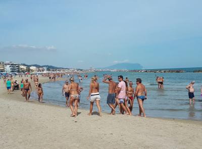 Civitanova, weekend dal sapore estivo con assalto alle spiagge (FOTO)