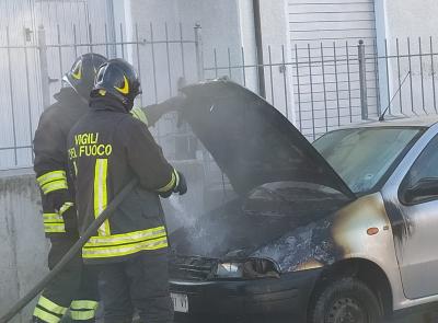 Macerata, allarme in via Bianchini: auto divorata dalle fiamme (VIDEO e FOTO)