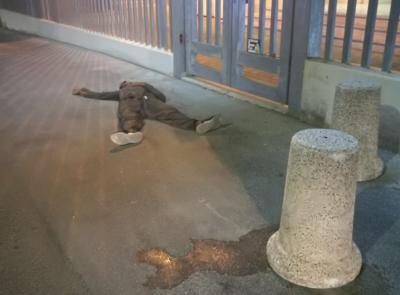 Porto Recanati: chiede aiuto davanti alla caserma, poi stramazza al suolo (FOTO)