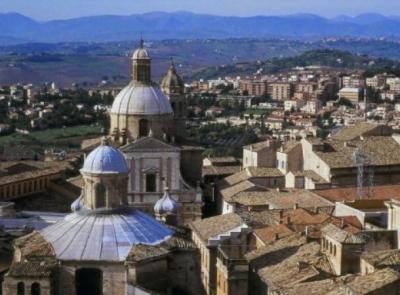 Macerata, domani le mura cittadine diventano zona 30: ciclisti e automobilisti insieme in sicurezza