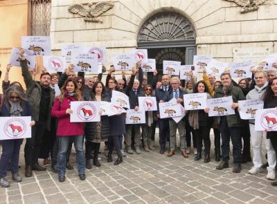 Ancona, flash mob dei giornalisti in piazza
